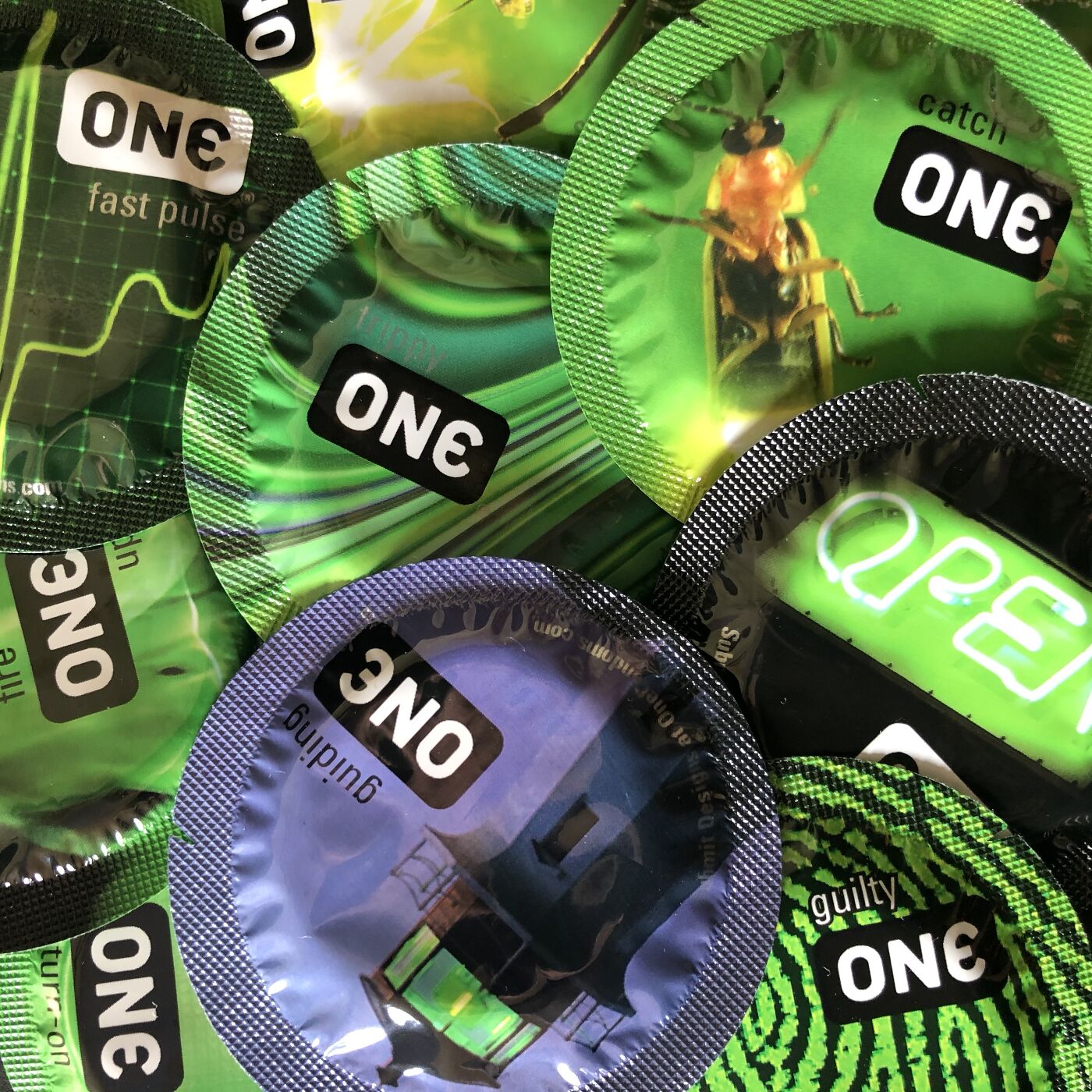 ONE Glowing Pleasures – презерватив, що світиться у темряві